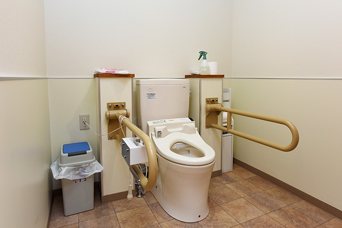 広く清潔感のある洋式トイレ